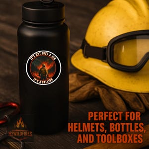 Puede incluir: Botella de agua negra con una pegatina que dice "IT'S NOT JUST A JOB, IT'S A CALLING" con un gráfico de bombero. Un casco amarillo con gafas y guantes de trabajo están en el fondo. También se ve el texto "PERFECT FOR HELMETS, BOTTLES, AND TOOLBOXES".