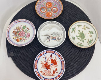 Soucoupe décorative vintage de 10 cm et 2,5 cm de profondeur dans différents modèles, fabriquée à Hong Kong