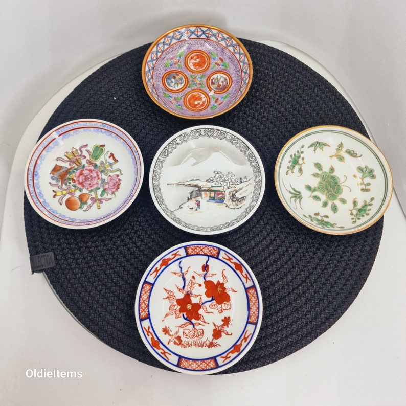 Soucoupe décorative vintage de 10 cm et 2,5 cm de profondeur dans différents modèles, fabriquée à Hong Kong image 1