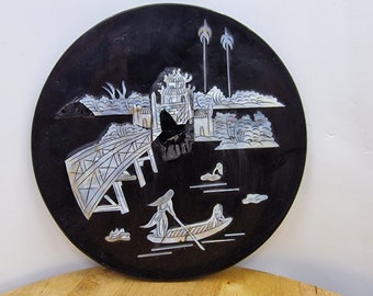 Assiette vintage Noir et Blanc de 19 cm à Motifs Coquillages, certaines parties sont craquelées, figurant un château près de la mer avec un bateau.