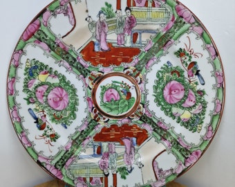 Assiette vintage chinoise de 25 cm verte avec des touches roses et brunes et des motifs floraux avec des personnages