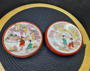 掛け皿未使用 ヴィンテージ九谷焼 芸者皿 - 2種類、手描き、赤い縁取り。この