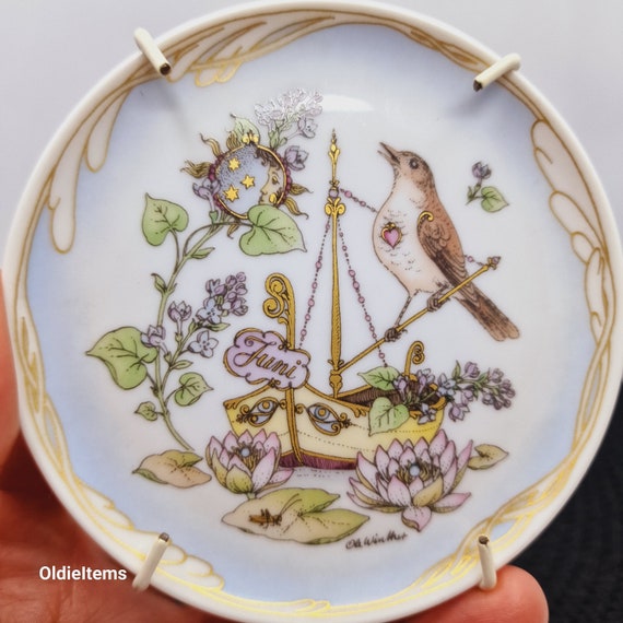 Vintage Hutschenreuther Ole Winther Teller - März 1814 Amsel-Blumenmuster mit Metall-Aufhänger