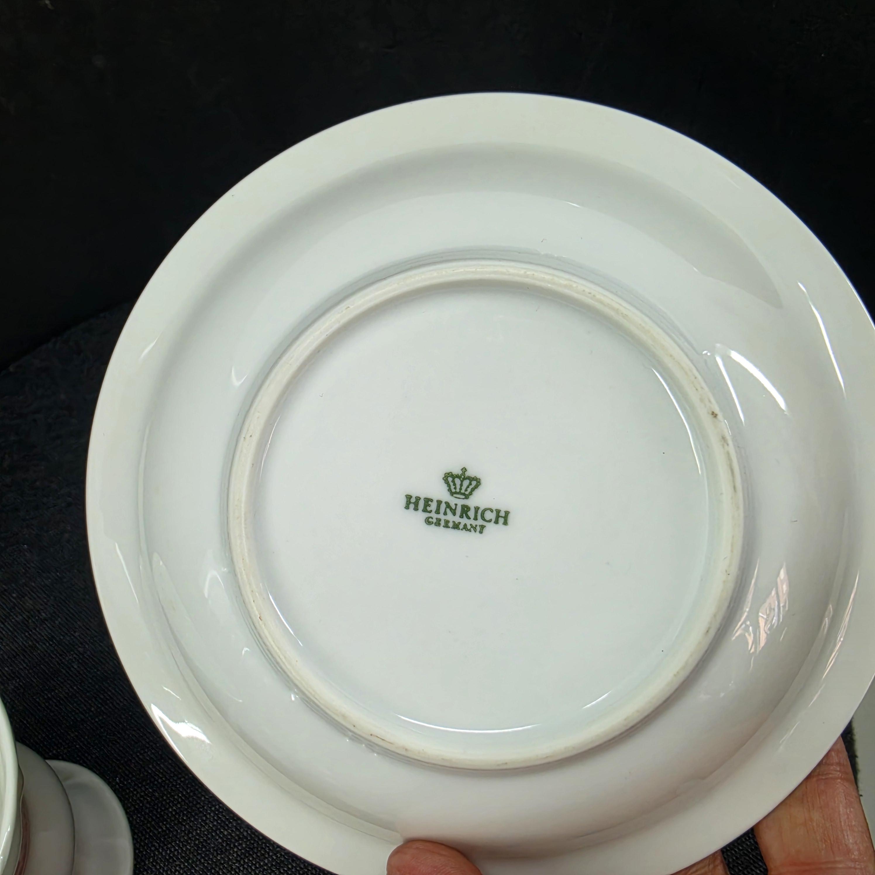Heinrich Rüdesheim Rotes Transferware-Tasse- und Untertassen-Set – deutsches Porzellan