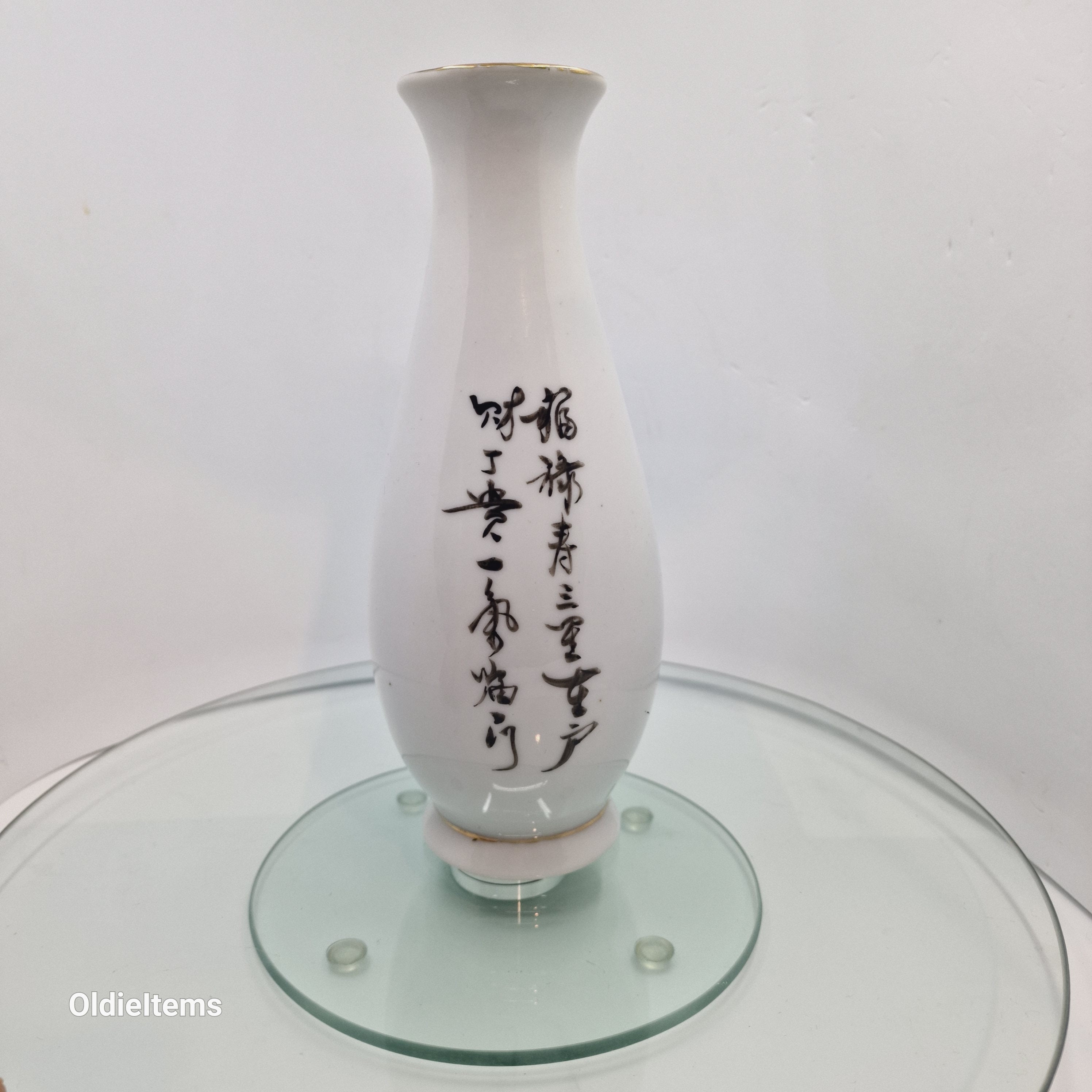 中国の人物が描かれた、高さ 22 cm、8.5 インチのビンテージ中国製花瓶