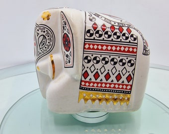 Figurine vintage d'éléphant en porcelaine avec de beaux motifs peints à la main et des accents dorés
