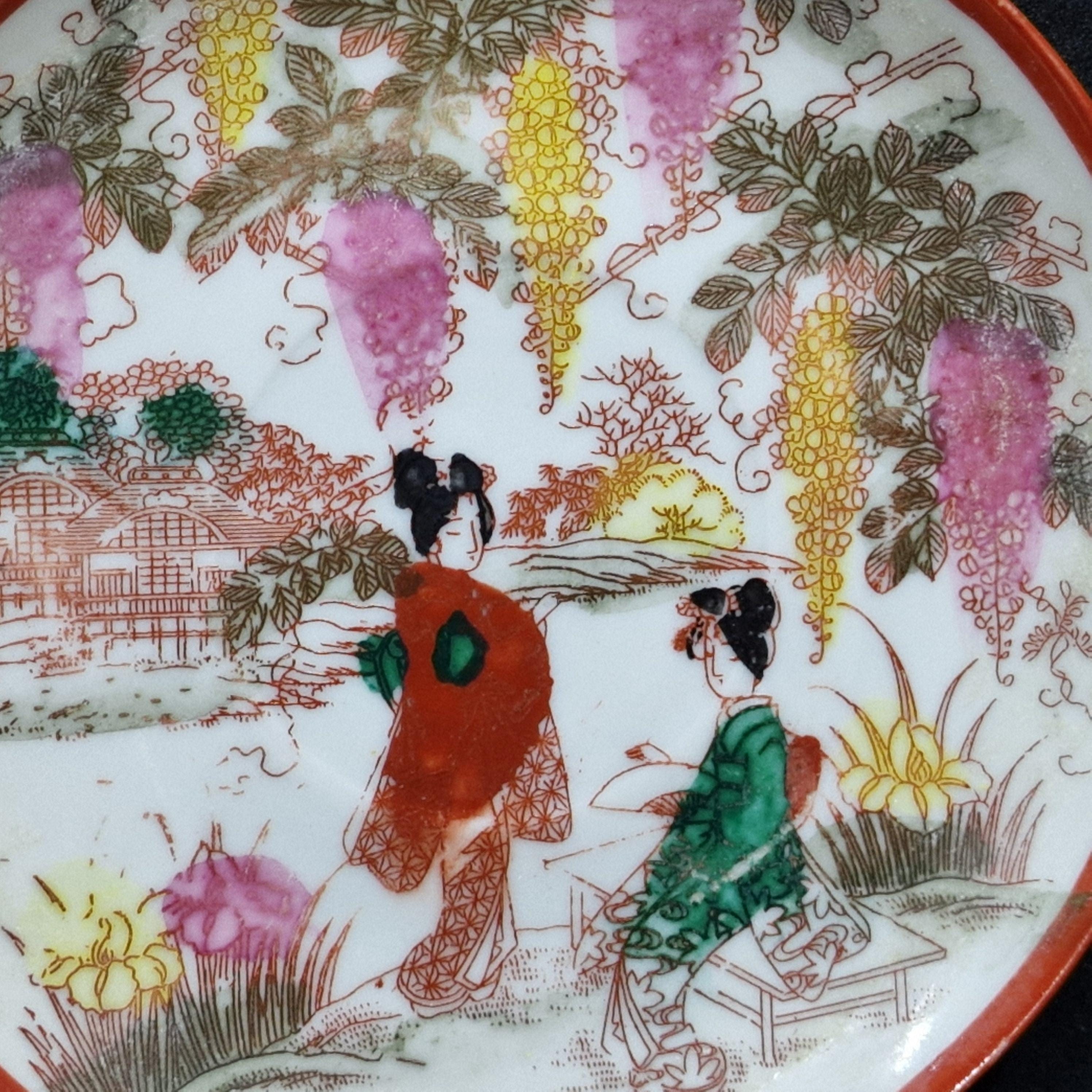 ヴィンテージ九谷焼 芸者皿 - 2種類、手描き、赤い縁取り。この美しい