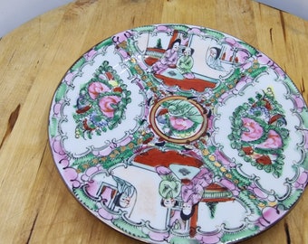 Assiette orientale japonaise vintage Kutani de 18 cm dans des tons verts et roses, représentant des personnes et des fleurs dans des cadres autour d'un seul cadre