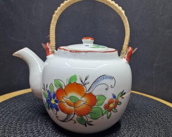Théière vintage en porcelaine de Chine : fleurs peintes à la main, poignée en bambou