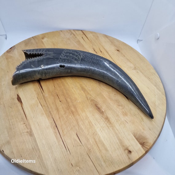 ヴィンテージの彫刻された牛の角。小さな破損部分があります。 - Etsy 日本