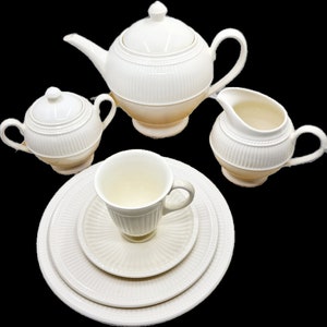 Vintage Wedgwood Windsor Tea-set composed of sugar jars, milk pitchers, cups and saucers, cake plates and service plates, price/piece