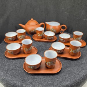 Mini set da tè in argilla Yixing con motivo drago (teiera + 4 tazze + vassoio + scatola)