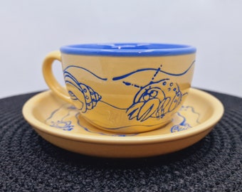 Vintage Nederlandse keramische kop en schotel: beige en blauwe motieven