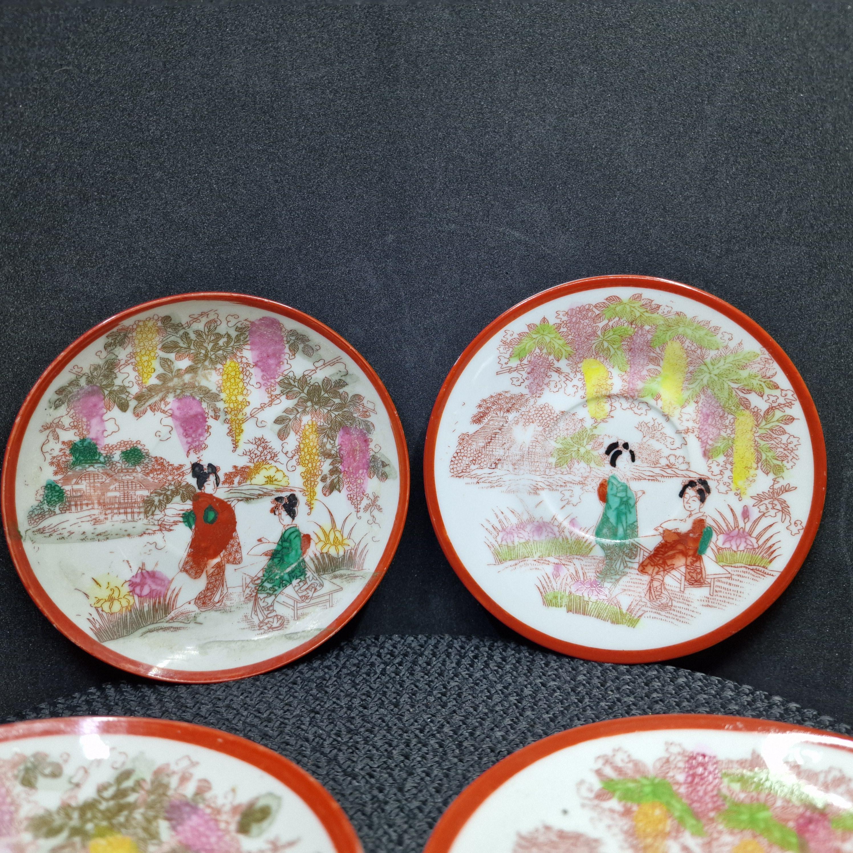 ヴィンテージ九谷焼 芸者皿 - 2種類、手描き、赤い縁取り。この美しい