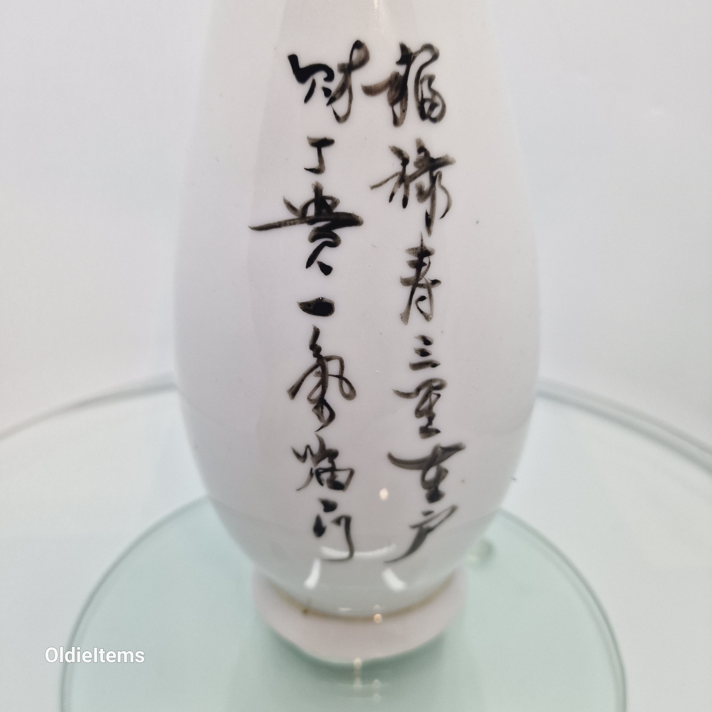 中国の人物が描かれた、高さ 22 cm、8.5 インチのビンテージ中国製花瓶