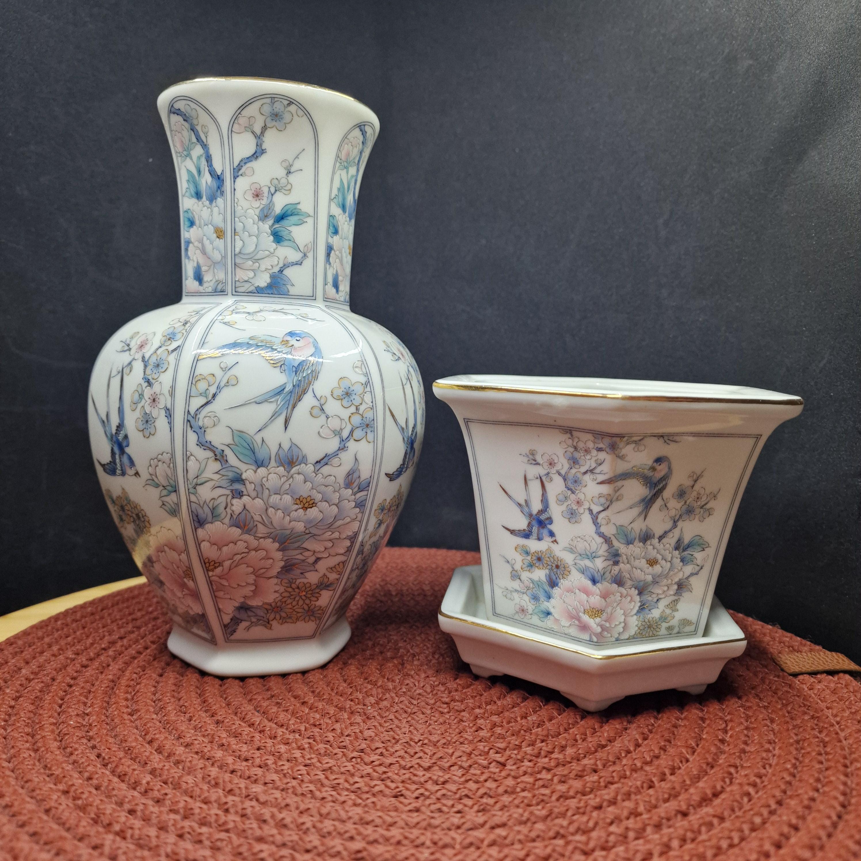 ヴィンテージの白磁の花瓶：手描きの鳥と花のデザイン - Etsy 日本
