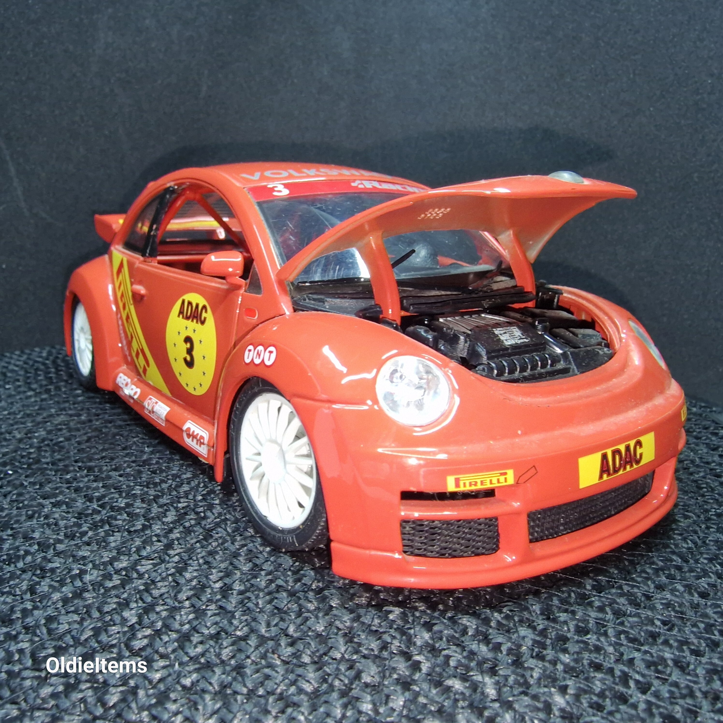 ブラーゴ 1/18 フォルクスワーゲン ニュ-ビートル（カスタム仕様) ブラーゴ フォルクスワーゲン ニュービートル カップ ダイキャスト