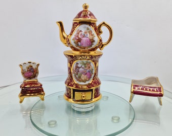 Limoges, Exceptional Miniature Gold Plated Trinket Box with European Couple Paintings and Floral Golden Motifs