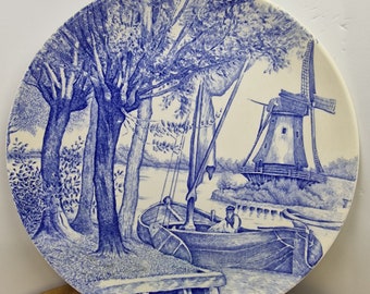 vintage 25 cm Belgique Boch La Louviere Fabrication Blue Plate avec moulin à vent détaillé et arbres au bord de l'eau, avec quelqu'un dans un bateau