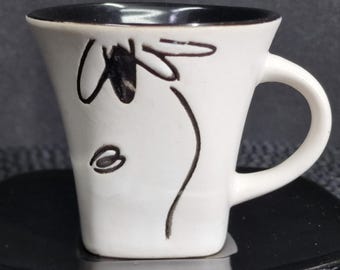 Vintage Schwarz Weiss Espresso-Tasse mit Untertasse: Modernes Motiv, quadratische Basis