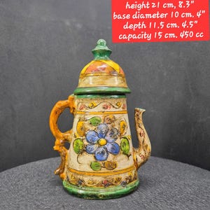 Teiera vintage in ceramica italiana con decorazione floreale dipinta a mano.