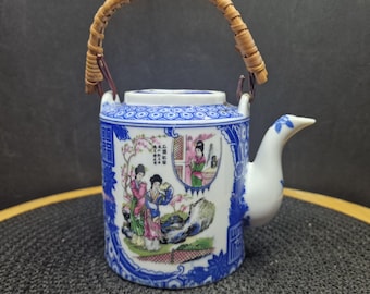 Tetera japonesa vintage de geisha: porcelana azul y blanca, mango de bambú (base agrietada, solo decorativa)