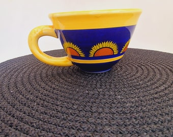 Vintage handgeschilderd zonnebloemtheekopje: geel en blauw keramiek, 6 oz