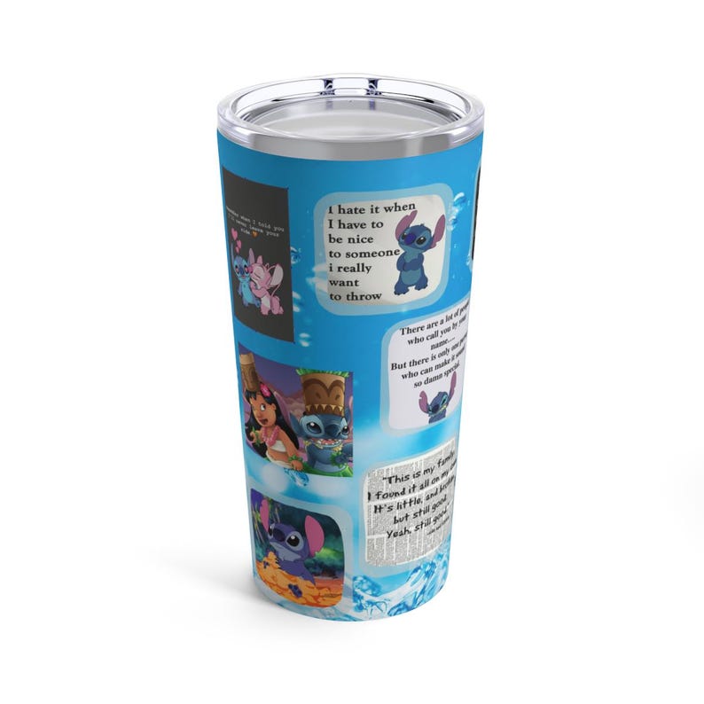 Pu&ograve; includere: Un bicchiere blu e bianco con un collage di immagini del film Disney Lilo & Stitch. Il bicchiere presenta Stitch, Lilo e altri personaggi del film. Il bicchiere include anche citazioni dal film, come "Odio quando devo essere gentile con qualcuno che vorrei davvero buttare via." e "Questa &egrave; la mia famiglia. L'ho trovata da solo. &Egrave; piccola, ma &egrave; comunque buona. S&igrave;, &egrave; ancora buona."