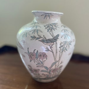 Vintage chinoiserie vase with bird designs