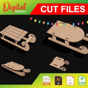 Puede incluir: Cuatro archivos de corte digital para un diseño de trineo de madera. Los archivos incluyen un trineo grande, un trineo pequeño y dos patines de trineo separados. Los archivos están etiquetados con el texto "SVG, AI, PDF, CDR".