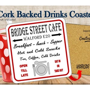 Op de afbeelding: Een rode mok met stippen staat naast een drankonderzetter met kurk. De onderzetter heeft een cafébord met de tekst "BRIDGE STREET CAFE" en menu-items. De onderzetter is bruin met de tekst "UNDERSIDE VIEW".