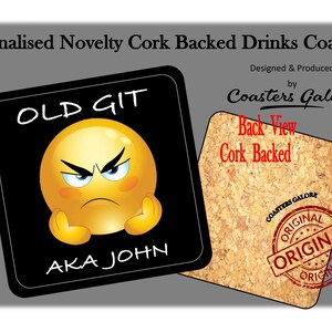 Può includere: Un sottobicchiere quadrato nero con un viso di cartone animato giallo con un'espressione arrabbiata. Il testo "OLD GIT AKA JOHN" è stampato sul sottobicchiere. Il retro del sottobicchiere è in sughero e ha il testo "Coasters Galore" e "Original" stampato su di esso.
