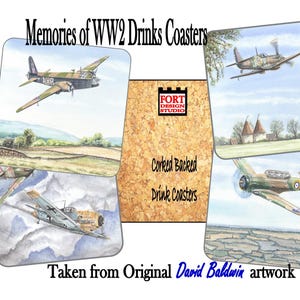 Puede incluir: Conjunto de cuatro posavasos con respaldo de corcho que presentan ilustraciones vintage de aviones de la época de la Segunda Guerra Mundial. Los posavasos se titulan "Memories of WW2 Drinks Coasters" y "Cork Backed Drink Coasters". También se incluye el texto "Taken from Original David Baldwin artwork".