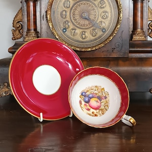 Belle porcelaine anglaise Aynsley vintage rare Or blanc rouge Fruits d'automne Bord large cannelé Tasse à thé soucoupe C1940 en bon état