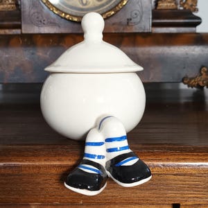 Deliziosa zuccheriera vintage Carltonware Lustre con coperchio, raffigurante una figura seduta a gambe incrociate, stivali neri e calzini a righe, molto divertente, circa 1970, in ottime condizioni.