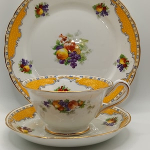 Lovely Rare Vintage &quot; YE OLDE ENGLISH &quot; English China Trio .Teacup,saucer and Teaplate by Grosvenor China C1940s in super condition