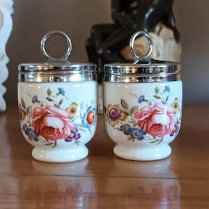 Precioso par de cubiteras vintage de porcelana Royal Worcester con el diseño "Bournemouth Rose" de la década de 1970, en excelente estado.