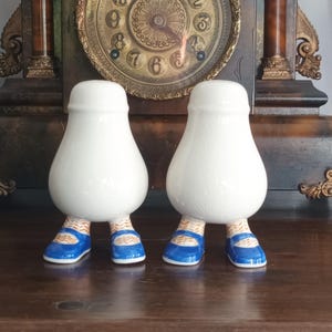 Precioso y raro salero y pimentero de pie estilo vintage de Carltonware Lustre con forma de botas azules y calcetines en zigzag, muy divertido, de la década de 1970, en buen estado.
