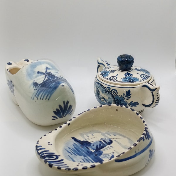 3 belles pièces vintage bleu et blanc de Delft. Un sabot hollandais, un cendrier pour chapeau et un joli pot de confiture/miel, le tout en bel état