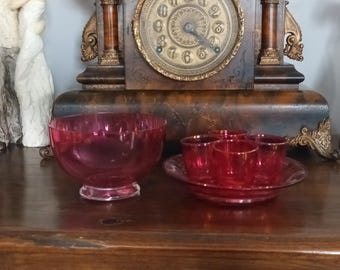 2 bellissimi pezzi di ciotola rotonda in vetro pesante inglese color mirtillo e 4 bicchieri da sherry e un piatto, anni '80, in ottime condizioni.