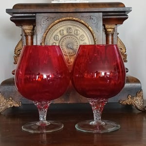 Fabuloso par de 2 copas grandes vintage de vidrio soplado a mano, color rojo rubí italiano, con efecto acanalado y tallo retorcido, de la década de 1970, en excelente estado.