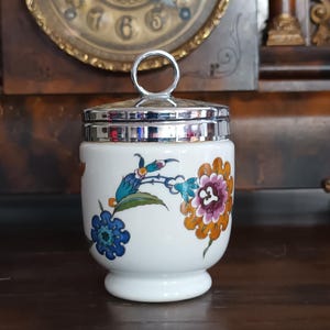 Vacker vintage porslinsfigur i king size-storlek från Royal Worcester of England, "Palmyra Jacobean", mönster från ca 1980-talet i fint skick.