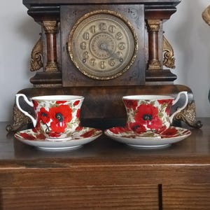 Vackert par vintage fint porslin Leonardo-kollektionen / BHP tekoppar och fat med vacker röd vallmo-design från 1980-talet i fint skick