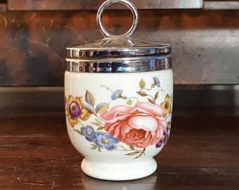 Hermoso cucharón de porcelana vintage para huevos de Royal Worcester of England, con diseño "Bourmouth pink rose", década de 1970, en perfecto estado.