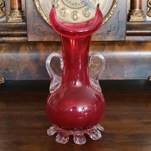 Precioso y raro jarrón antiguo victoriano inglés soplado a mano color arándano con patas de pétalos de cristal, doble asa y borde en forma de tulipán, de la década de 1890, en excelente estado.