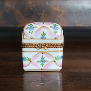 Fabuloso y raro baúl antiguo de porcelana francesa de Limoges pintado a mano en rosa, azul y dorado con motivos florales, ideal para guardar 2 frascos de perfume. De la década de 1940. En excelente estado.