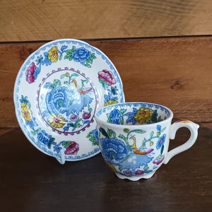 Preciosa taza y platillo demitasse de Ironstone inglés con diseño "Regency" de Masons vintage, década de 1950, en buen estado.