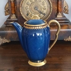 Magnífica e rara cafeteira vintage Art Déco Carlton Ware, em cerâmica inglesa azul Royale com detalhes em azul escuro e dourado, da década de 1930, em excelente estado de conservação.