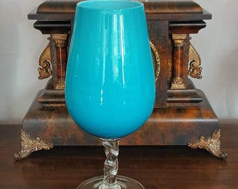 Impresionante y hermosa copa vintage muy grande de cristal azul aguamarina opaco con tallo retorcido, de la década de 1980, en excelente estado.