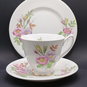 Lindo conjunto de chá trio de porcelana óssea Royal Albert &quot;Flor do mês June Rose&quot; da década de 1950 em ótimo estado